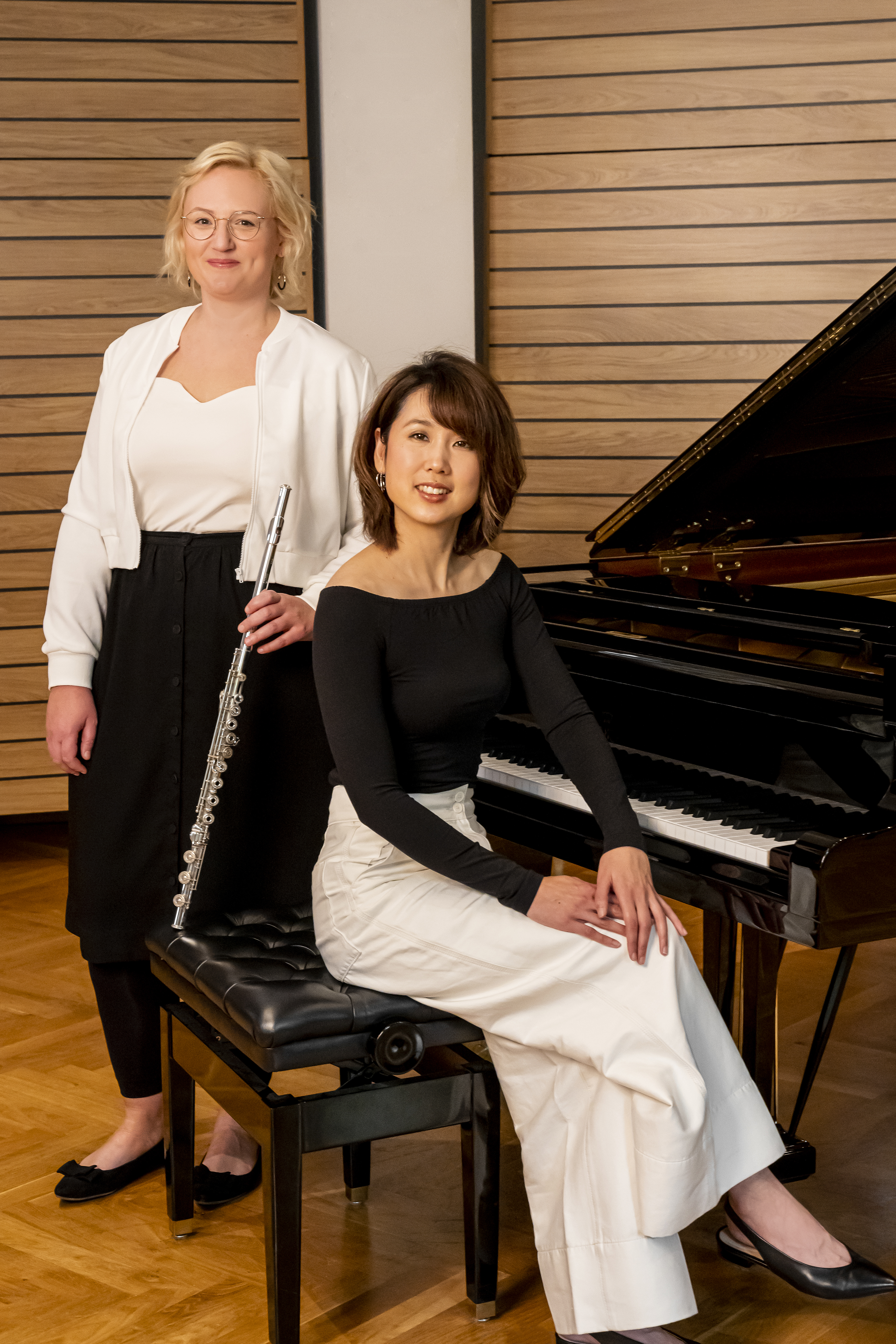 Mari Inoue am Klavier sitzend und Katharina Sames stehend daneben mit Querflöte in der Hand